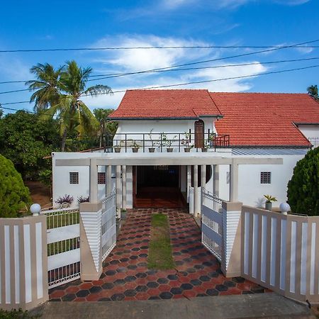 Dayanithi Guest House Джафна Экстерьер фото
