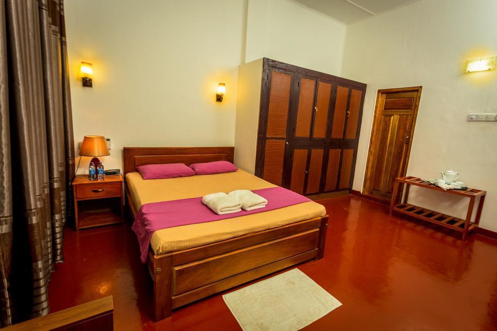 Dayanithi Guest House Джафна Экстерьер фото
