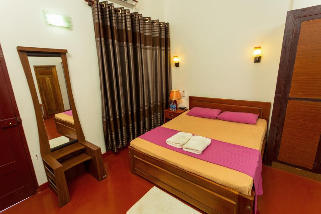 Dayanithi Guest House Джафна Экстерьер фото