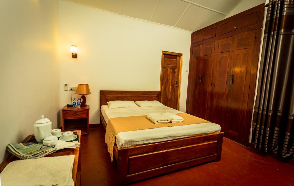 Dayanithi Guest House Джафна Экстерьер фото