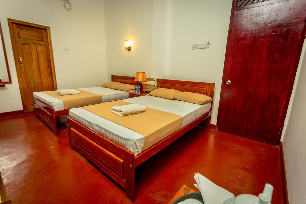Dayanithi Guest House Джафна Экстерьер фото