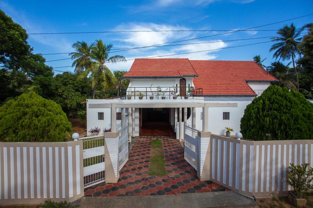 Dayanithi Guest House Джафна Экстерьер фото