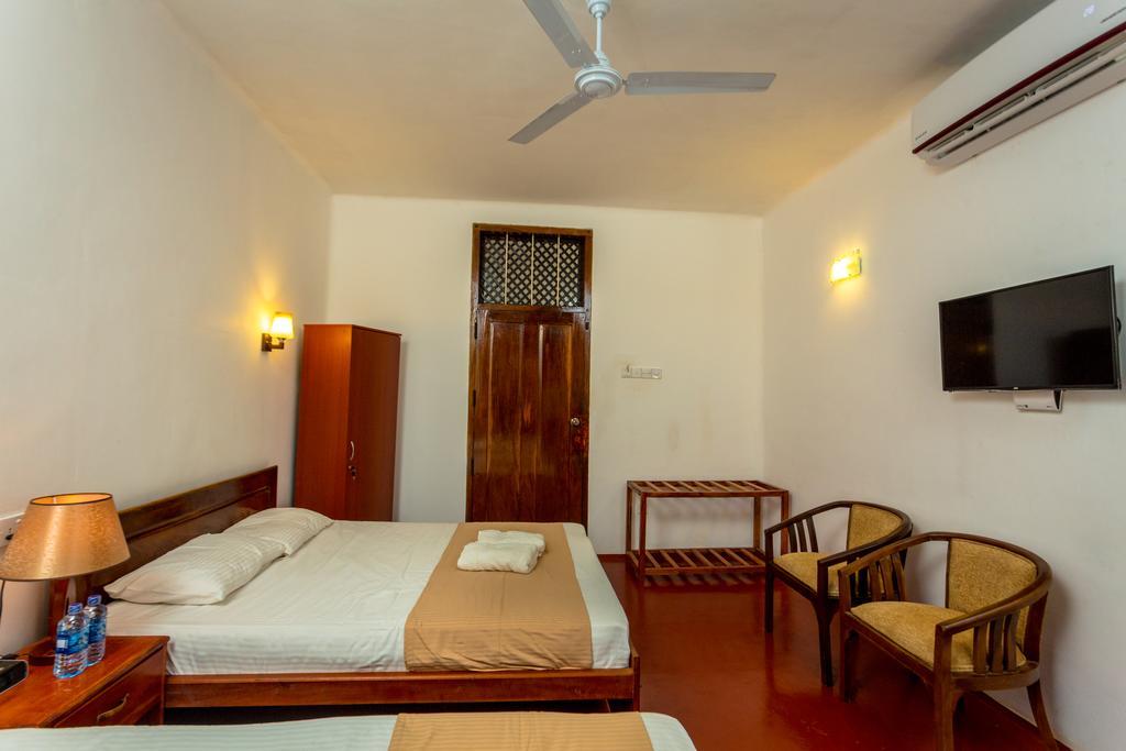Dayanithi Guest House Джафна Экстерьер фото