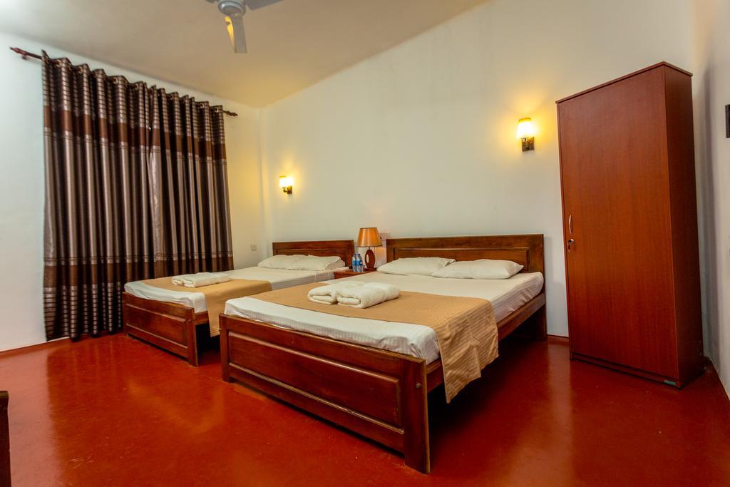 Dayanithi Guest House Джафна Экстерьер фото