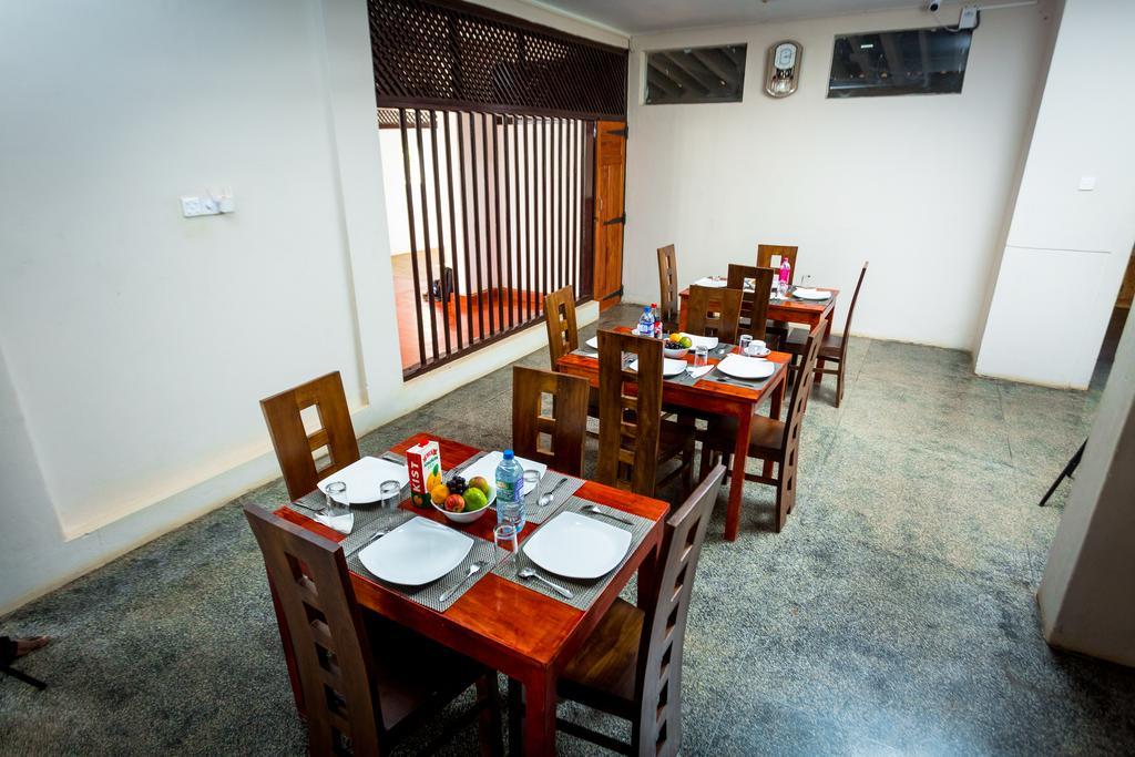 Dayanithi Guest House Джафна Экстерьер фото